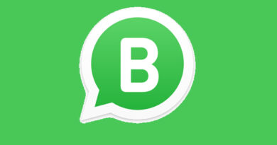 WhatsApp para o seu negócio, com telefone fixo e na tela do computador WhatsApp para o seu negócio, com telefone fixo e na tela do computador